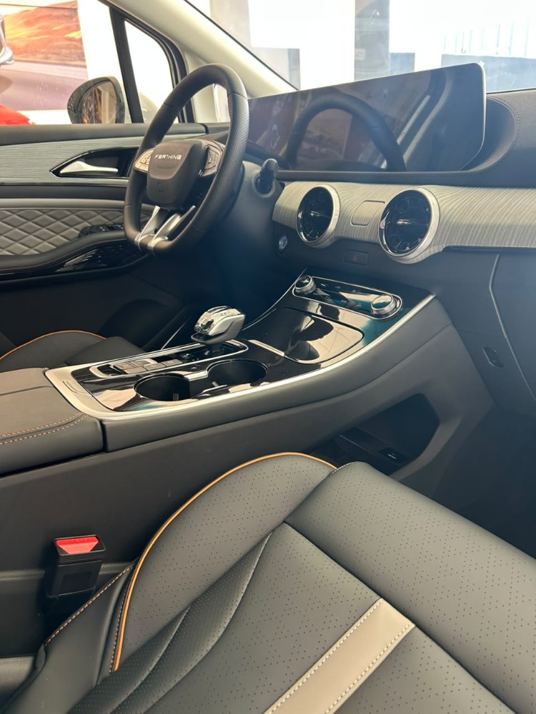 Forthing U-TOUR Van 1,5 T 7AT 7asientos Hybrid — foto 12